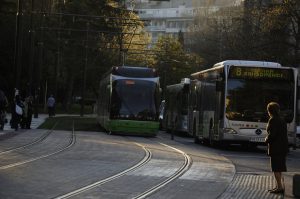 transporte publico, urbanos y tranvia. catenarias